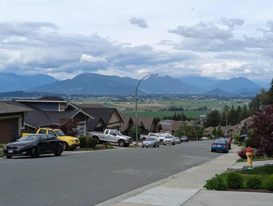 Mountain Retreat With Views, Hot Tub, Games & Ac Villa Chilliwack Exterior photo