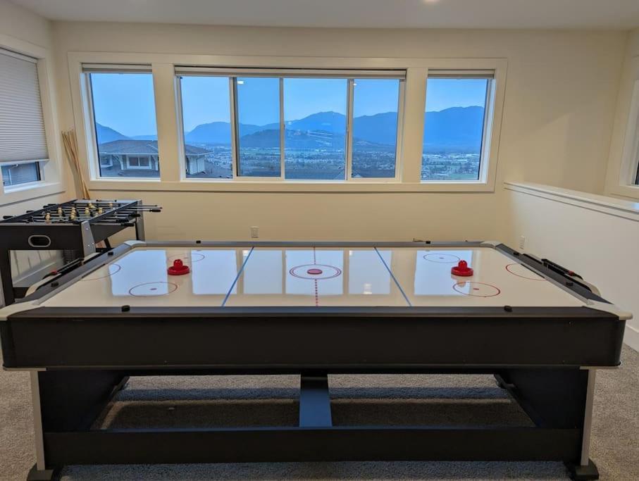 Mountain Retreat With Views, Hot Tub, Games & Ac Villa Chilliwack Exterior photo