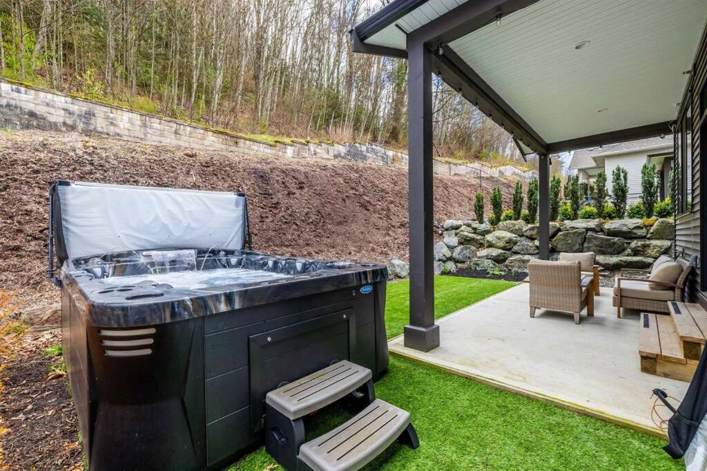 Mountain Retreat With Views, Hot Tub, Games & Ac Villa Chilliwack Exterior photo
