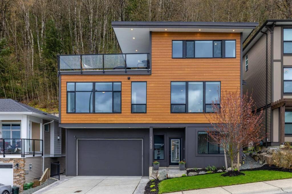 Mountain Retreat With Views, Hot Tub, Games & Ac Villa Chilliwack Exterior photo