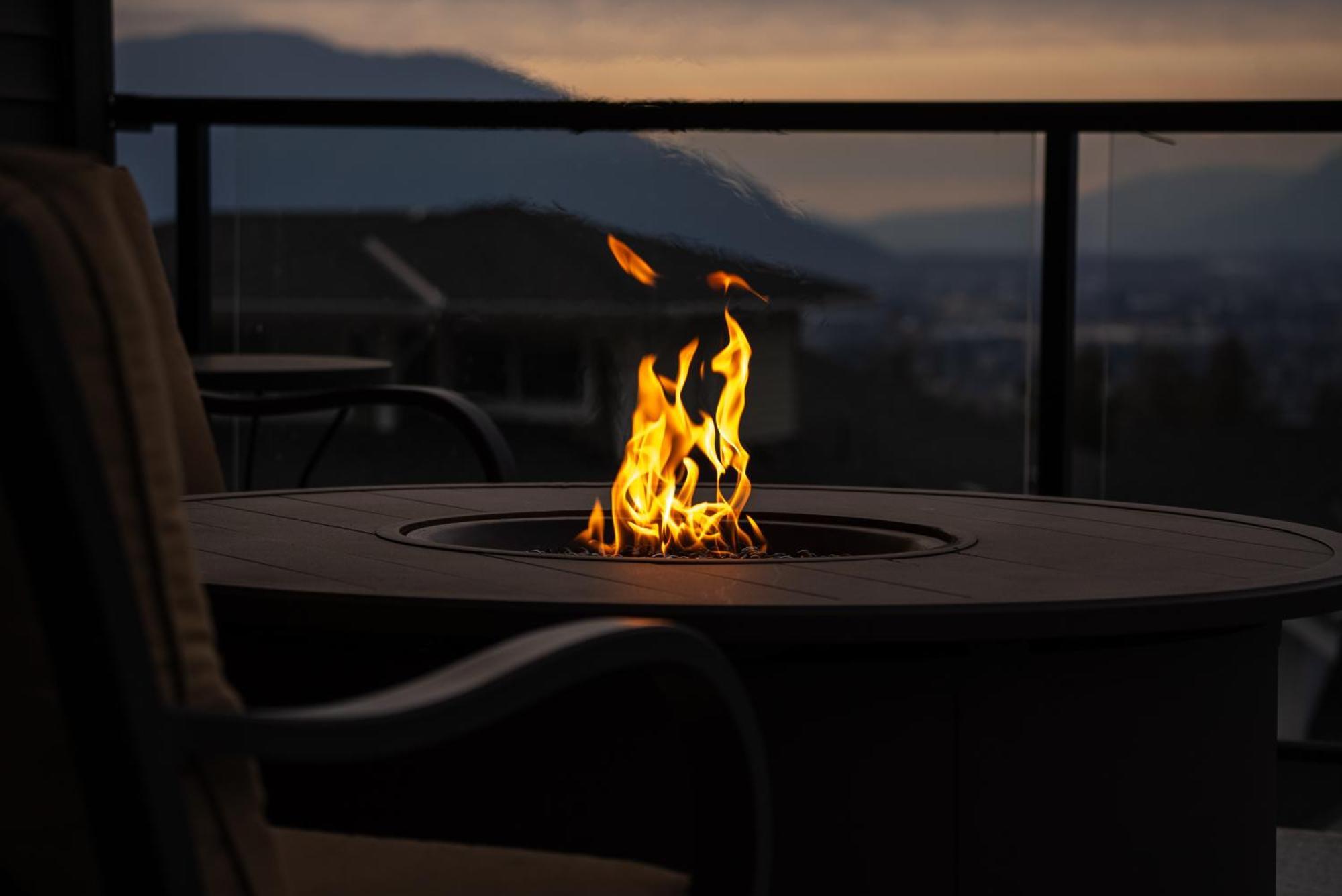 Mountain Retreat With Views, Hot Tub, Games & Ac Villa Chilliwack Exterior photo