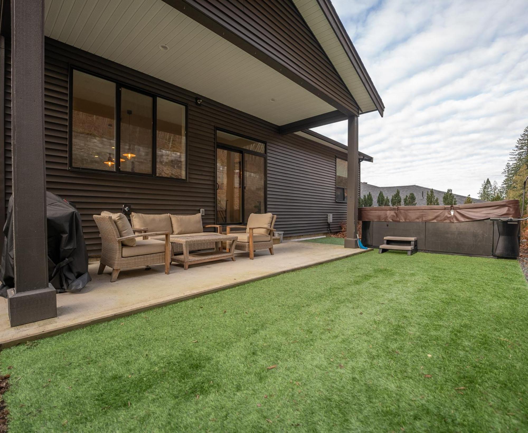 Mountain Retreat With Views, Hot Tub, Games & Ac Villa Chilliwack Exterior photo